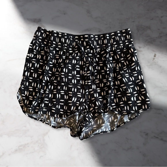NastyGal Abstract Print High Waisted Drawstring Shorts Black and Ivory Size L - Picture 2 of 7